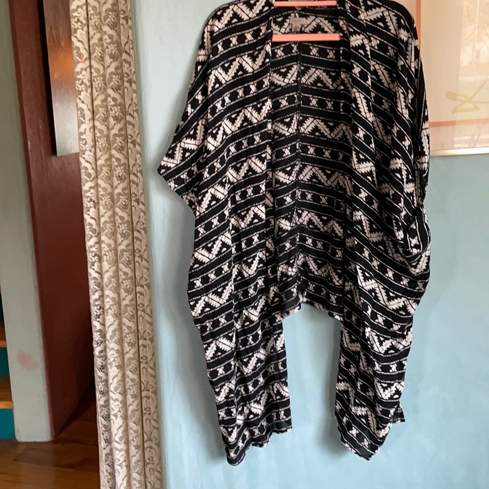 Kimono style black and white sz M